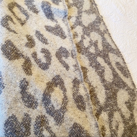 New Directions NWT Fringe Leopard Gray Scarf Wrap - Picture 9 of 12